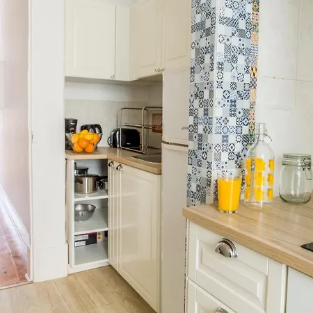 Apartment Plum Guide - Woodpecker & Butterfly *