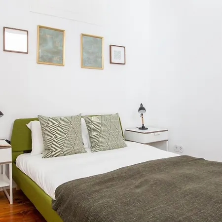 Apartment Plum Guide - Woodpecker & Butterfly *