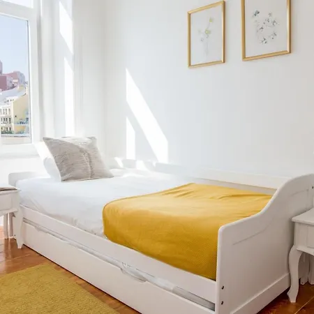Plum Guide - Woodpecker & Butterfly Apartment Lisbon